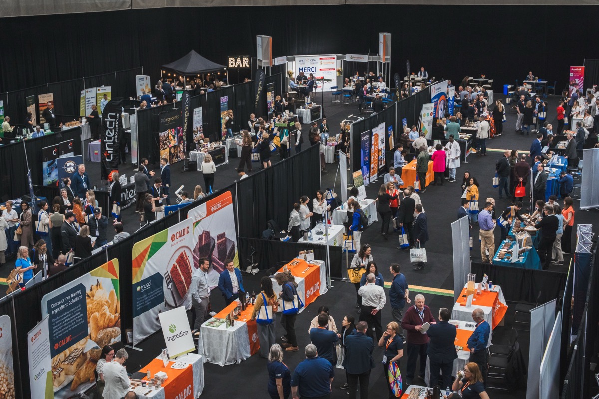 Échanges entre professionnels de l'industrie alimentaire au Salon des Fournisseurs